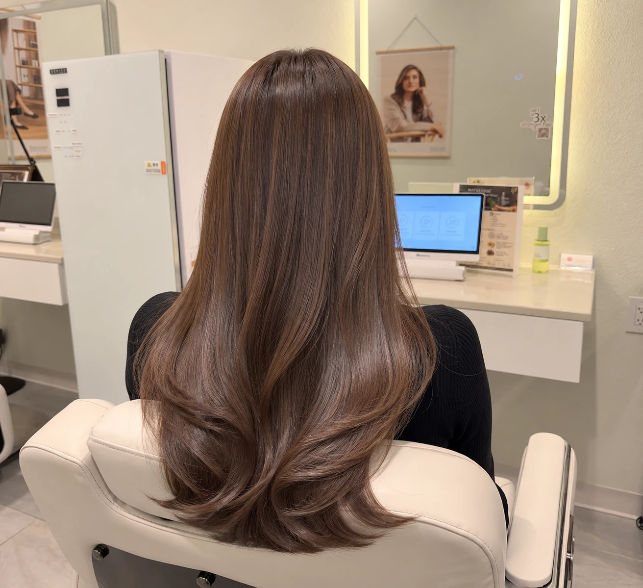 Professional blowout result with voluminous blonde finish